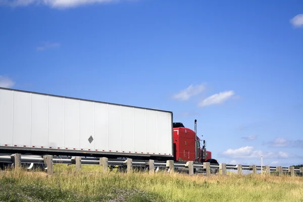Semi vrachtwagen op de weg — Stockfoto