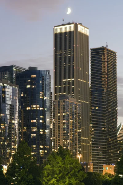 Måne över chicago — Stockfoto