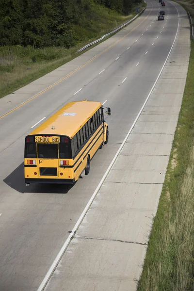 Желтый школьный автобус — стоковое фото