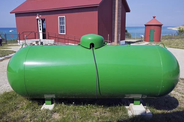 Grüner Tank, roter Schuppen — Stockfoto