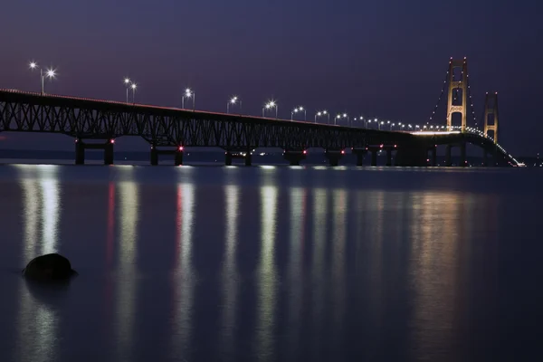 Mackinac bridge nocy — Zdjęcie stockowe