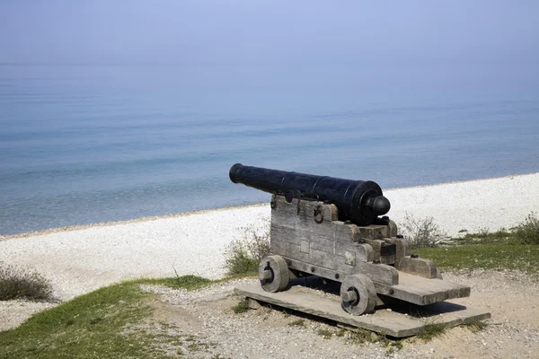Cannon on the beach — Stock Photo, Image