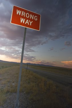 yanlış bir yol işareti