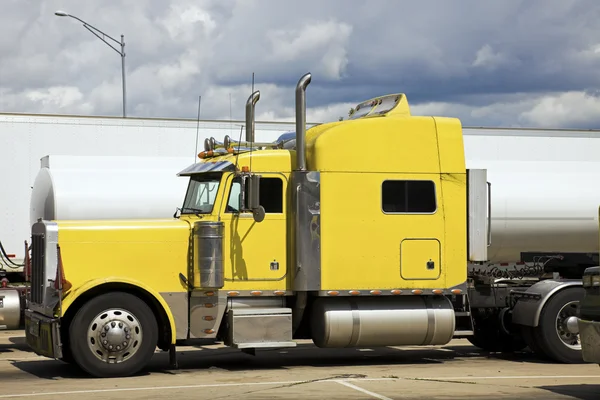 Gele semi vrachtwagen — Stockfoto