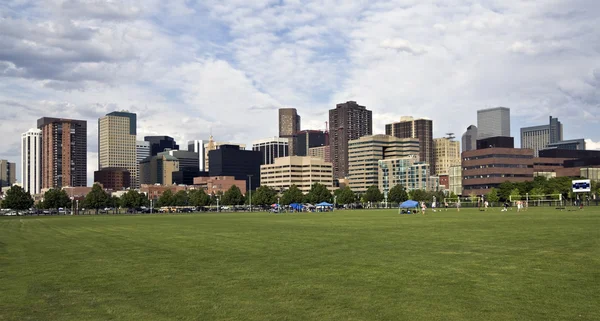 Denver com primeiro plano verde — Fotografia de Stock