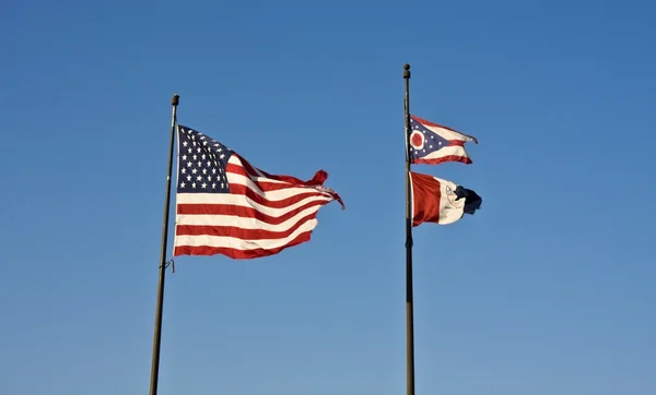 Cleveland, ohio och usa flaggor — Stockfoto