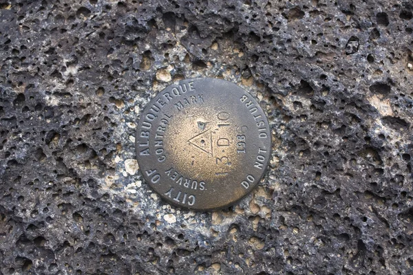 Benchmark encontrado em rocha vulcânica — Fotografia de Stock