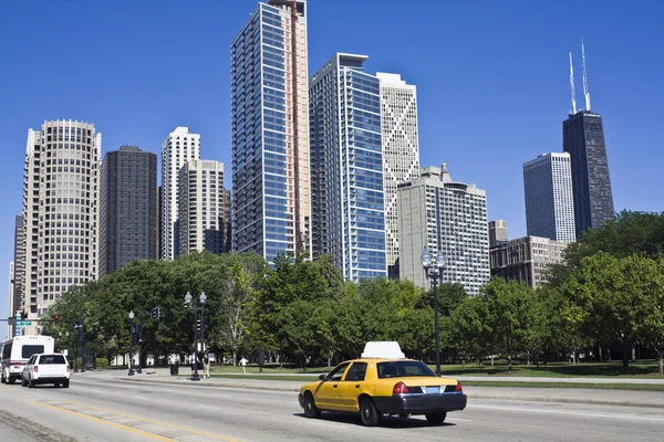 Táxi amarelo no centro de Chicago — Fotografia de Stock