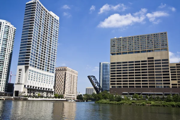 Edifícios do centro vistos do Rio Chicago — Fotografia de Stock