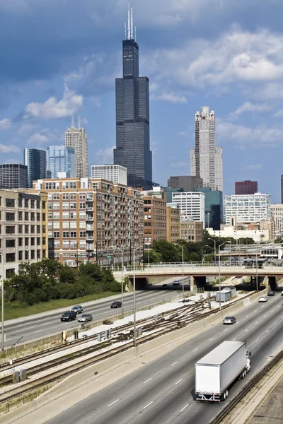 Автострада до центра Чикаго — стоковое фото