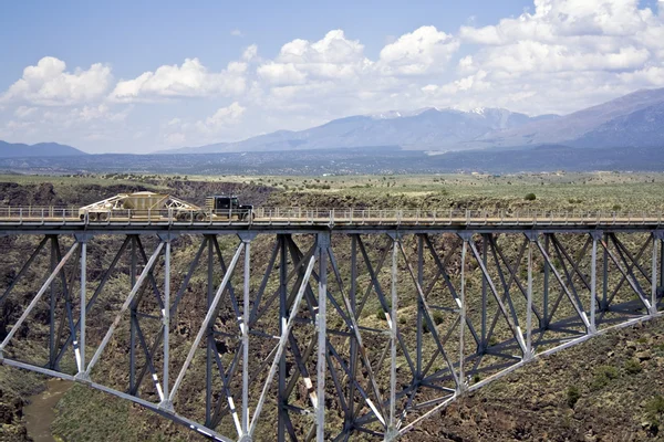 Truk mengemudi jembatan di atas Rio Grande — Stok Foto