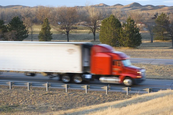 Wazig semi-vrachtwagen — Stockfoto