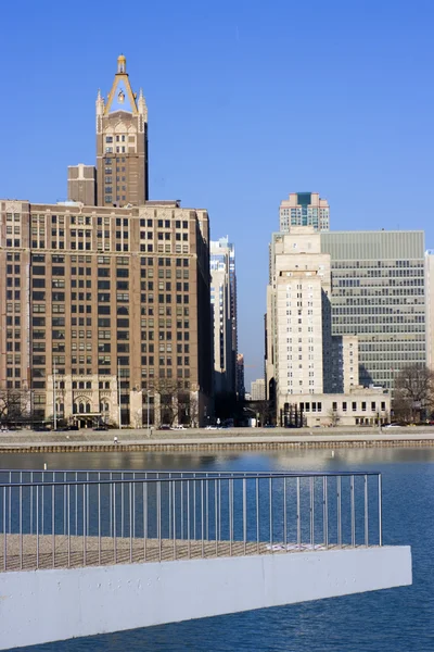 Budovy od břehu jezera drive v Chicagu — Stock fotografie