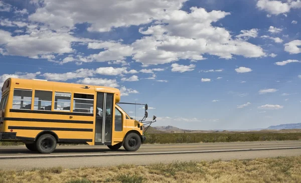 Küçük okul otobüsü — Stok fotoğraf