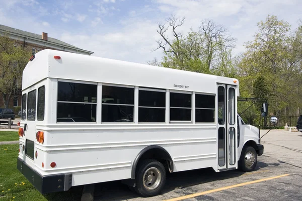 Beyaz okul otobüsü — Stok fotoğraf