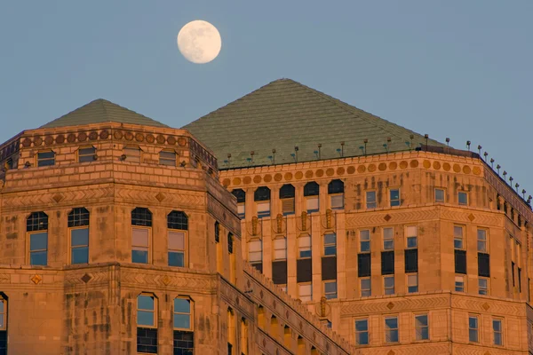 Луна над Мерчандизским мартом — стоковое фото