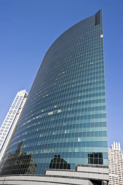 Reflexiók a felhőkarcoló — Stock Fotó