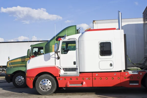 Semi-caminhões estacionados — Fotografia de Stock