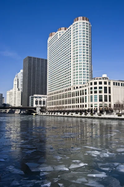 Zugefrorener Chicago-Fluss — Stockfoto