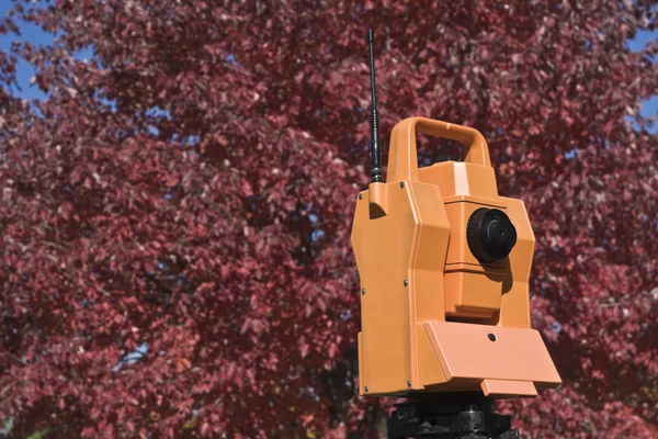 Surveying during colorful fall — Stock Photo, Image