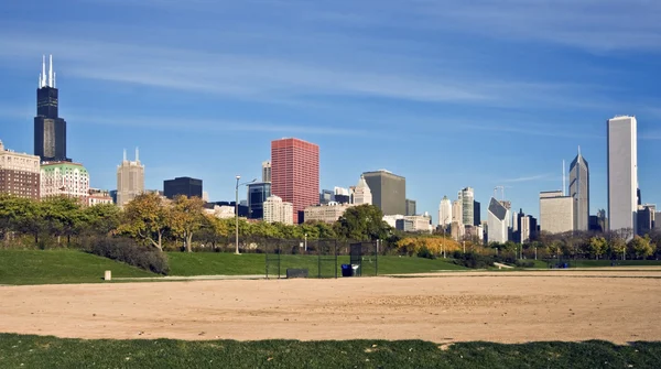 백그라운드에서 야구 필드와 시카고의 파노라마 — 스톡 사진