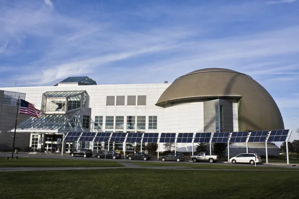 Paneles solares frente al hito de Cleveland — Foto de Stock