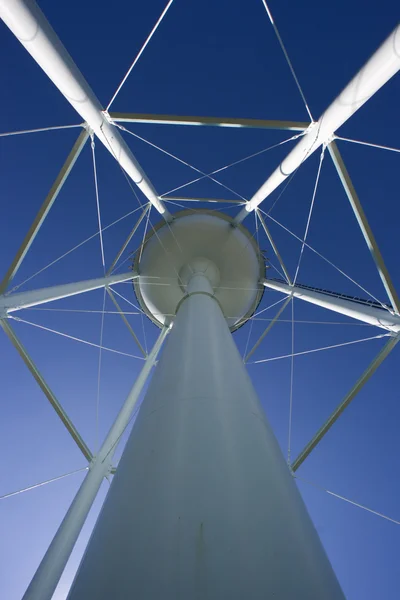 Водонапорная башня с антеннами — стоковое фото