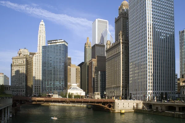 Downtown runt chicago river — Stockfoto