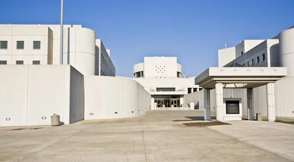 Здание тюрьмы — стоковое фото