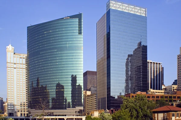 Belvárosi épületek tükrözi — Stock Fotó