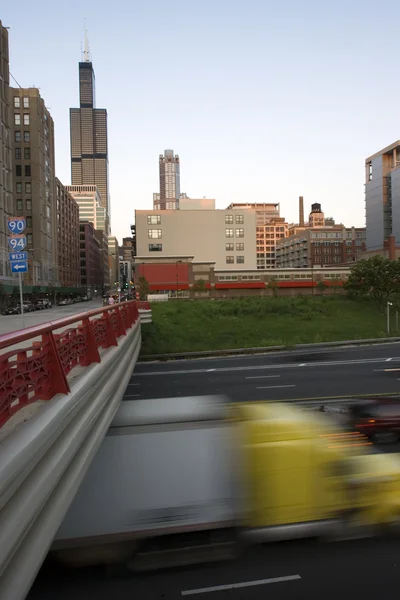 Wazig semi-vrachtwagen rijden in het centrum van chicago — Stockfoto