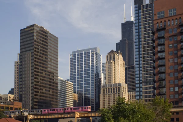 Růžová vlak v centru města chicago — Stock fotografie