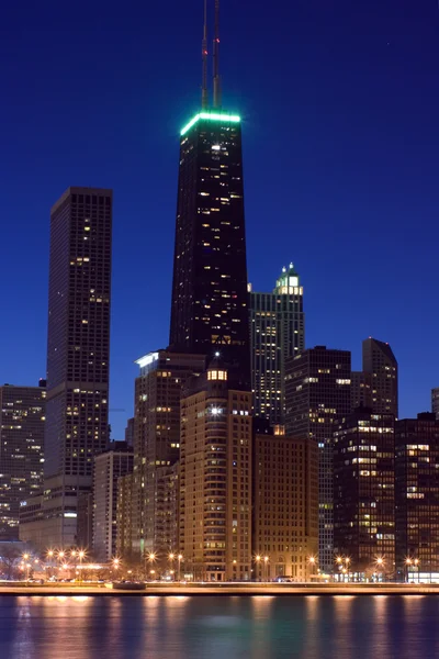 日落之后的约翰 · 汉考克大厦 — 图库照片
