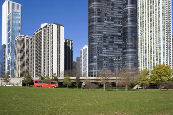 Red Bus on Lake Shore Drive, Chicago — Stock Photo, Image