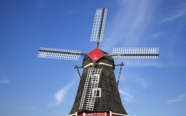 Ветряная мельница в Голландии — стоковое фото