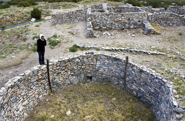 Dziewczyna zwiedzania ruin quivira gran — Zdjęcie stockowe
