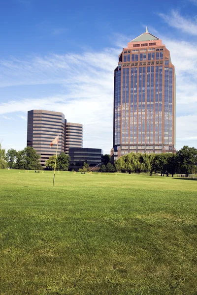 Golf Course in front of skyscrapers — Stock Photo, Image