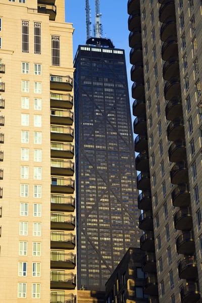 Hancock tower squized tussen wolkenkrabbers — Stockfoto