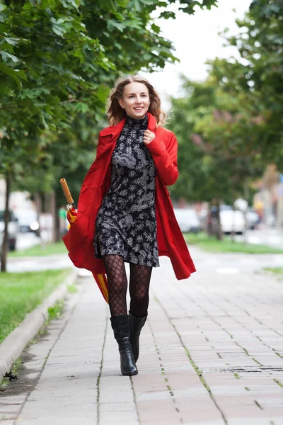Mujer caminando con un paraguas — Foto de Stock