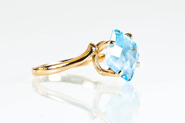 带蓝色石头的老式黄金戒指 — 图库照片