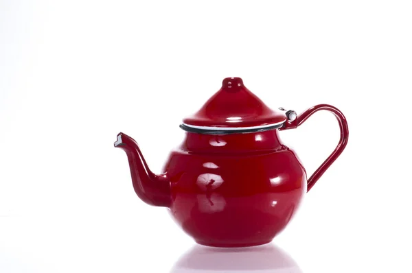 Izole kırmızı metalik çaydanlık — Stok fotoğraf