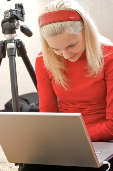 Женщина-фотограф с ноутбуком — стоковое фото