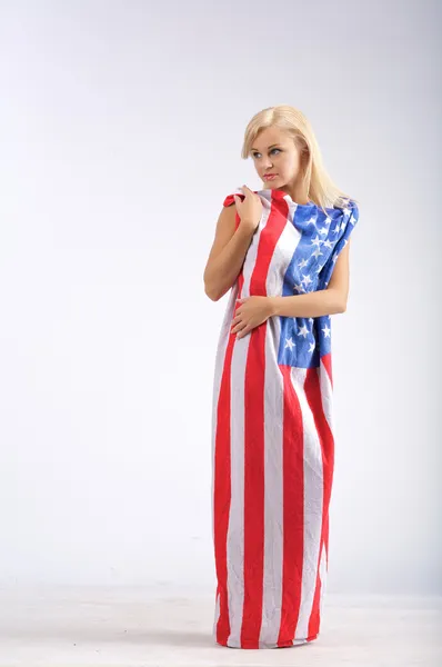 Ung kvinna i usa flaggan — Stockfoto