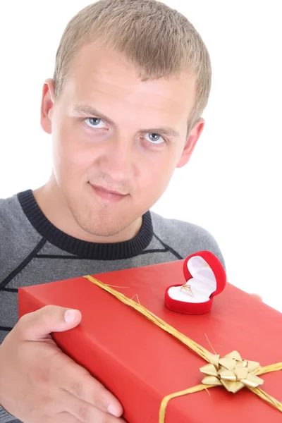 Portrait d'homme avec cadeau et bague de mariage — Photo