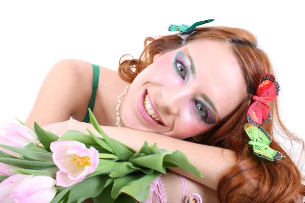 Çiçekler ve kelebekler başında olan Kızıl saçlı kadın — Stok fotoğraf