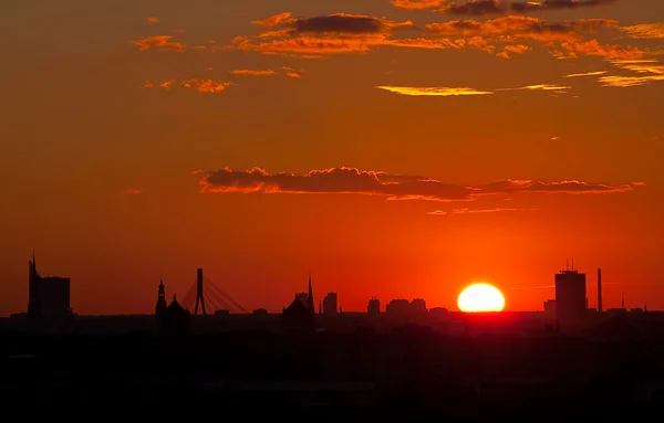 Захід сонця над містом — стокове фото