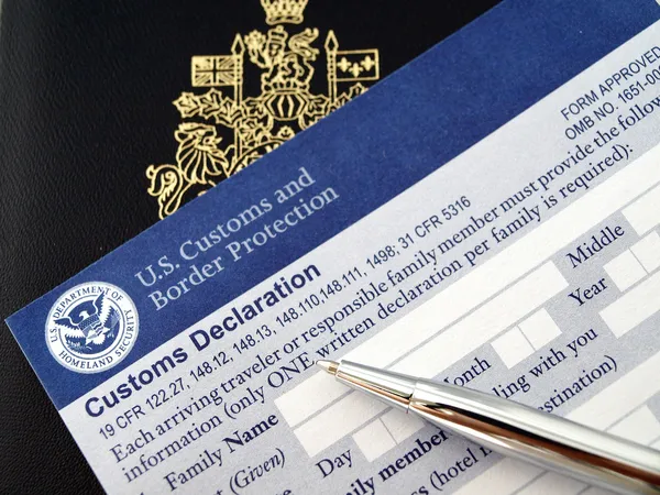 Passport on U.S.declaration card — Stock Photo, Image