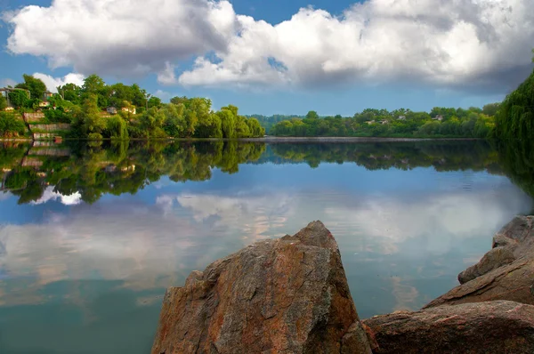 Dammens vattenyta med reflektion — Stockfoto