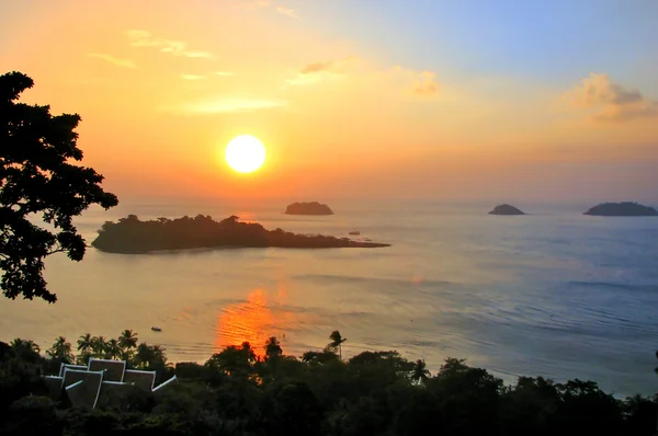 Krásný západ slunce, chang ostrov, Thajsko — Stock fotografie