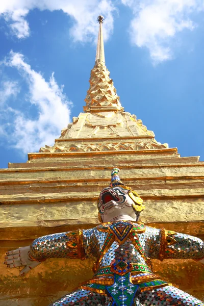 Óriás és az arany pagoda wat phra kaeo templom거 대 한 금 탑 와트 phra kaeo 사원 — 스톡 사진
